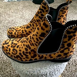 NEW-Women”s Cheetah print boots with studded outside lining.